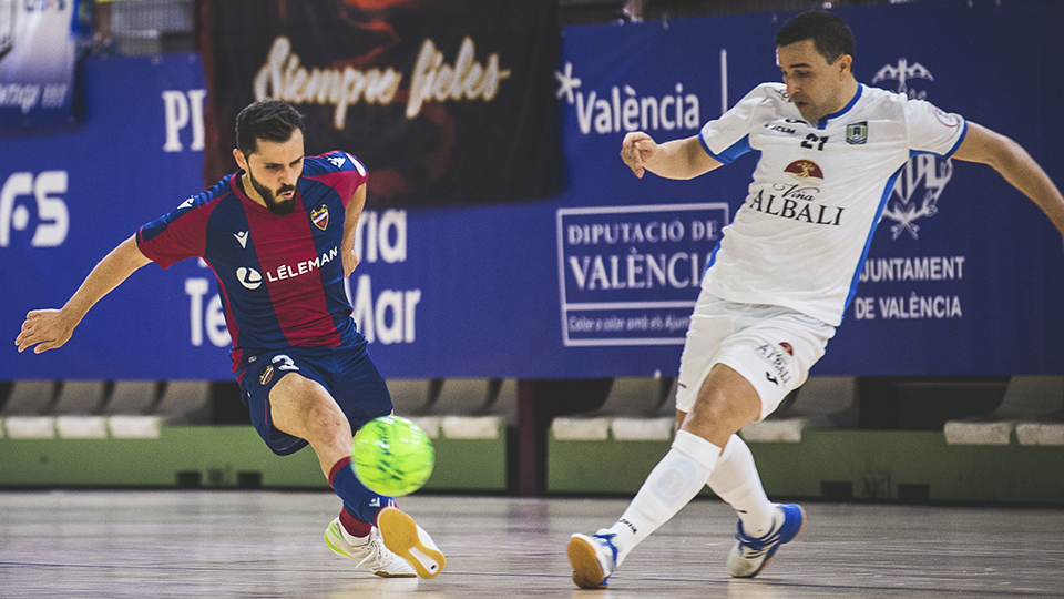 José Ruiz, jugador del Viña Albali Valdepeñas, ante Rafa Usín, del Levante UD FS.