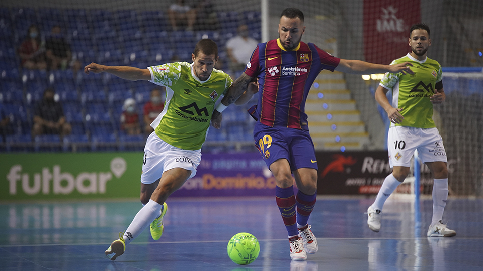 Ximbinha, del Barça, conduce el balón ante Raúl Campos, del Palma Futsal