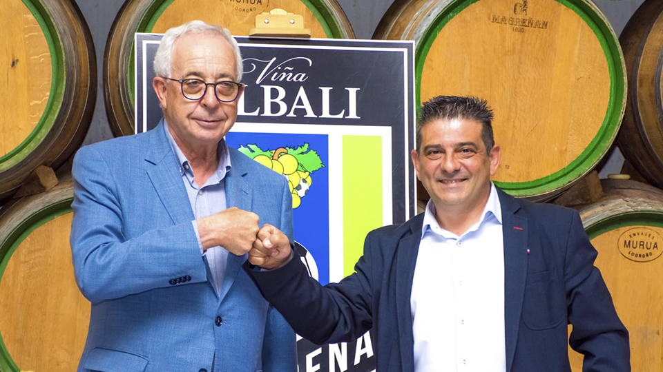 Félix Solís Yañez (izq.), Presidente-Consejero Delegado de Félix Solís Avantis, junto a Luis Palencia Sarrión, Presidente del Viña Albali Valdepeñas.