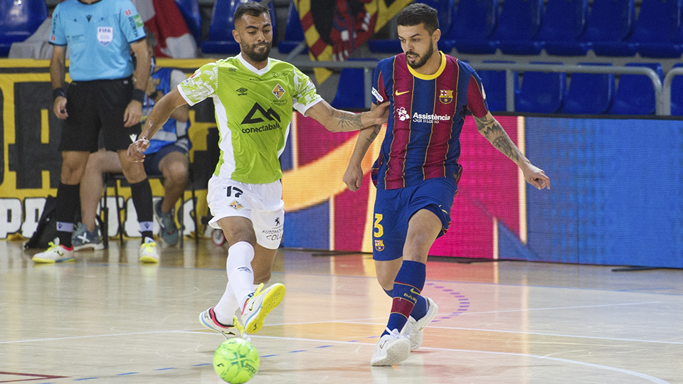 Matheus, jugador del Barça, ante Diego Nunes, del Palma Futsal.