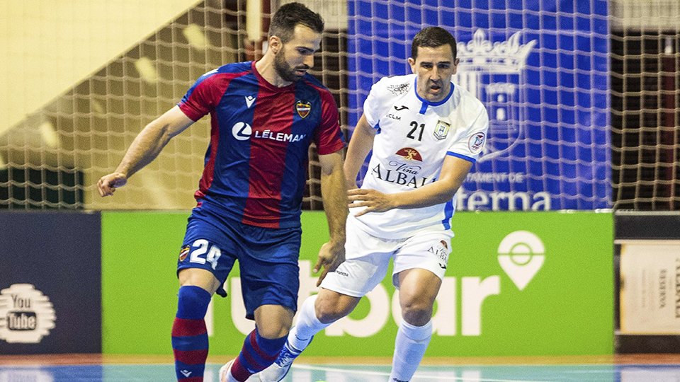 Pedro Toro, jugador del Levante UD FS, ante José Ruiz, del Viña Albali Valdepeñas.