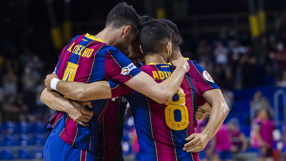 Los jugadores del Barça celebran un tanto.