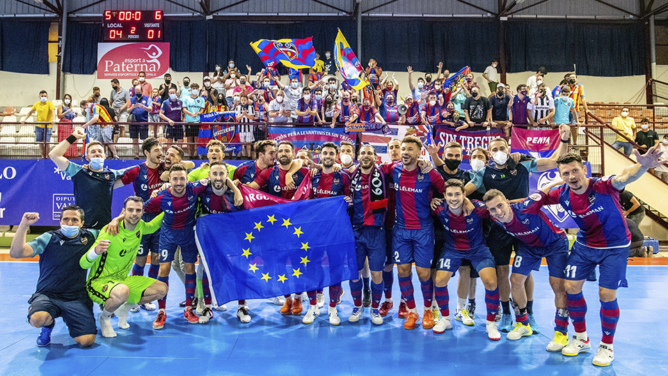 Los jugadores del Levante UD FS celebran la clasificación para la Champions.