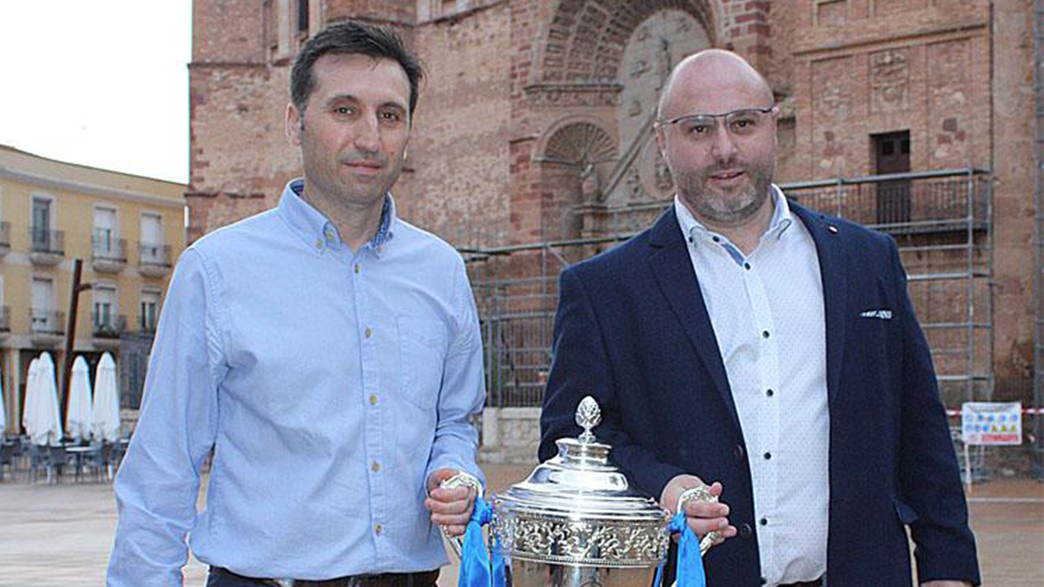 Joaquín Cuquerella (izquierda), de Quesos El Hidalgo junto a Manolo del Salto, presidente del Manzanares FS.