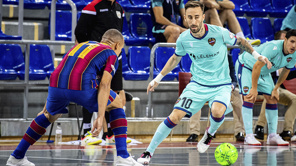 Rvillos, del Levante UD, con el balón ante Ferrao, del Barça.