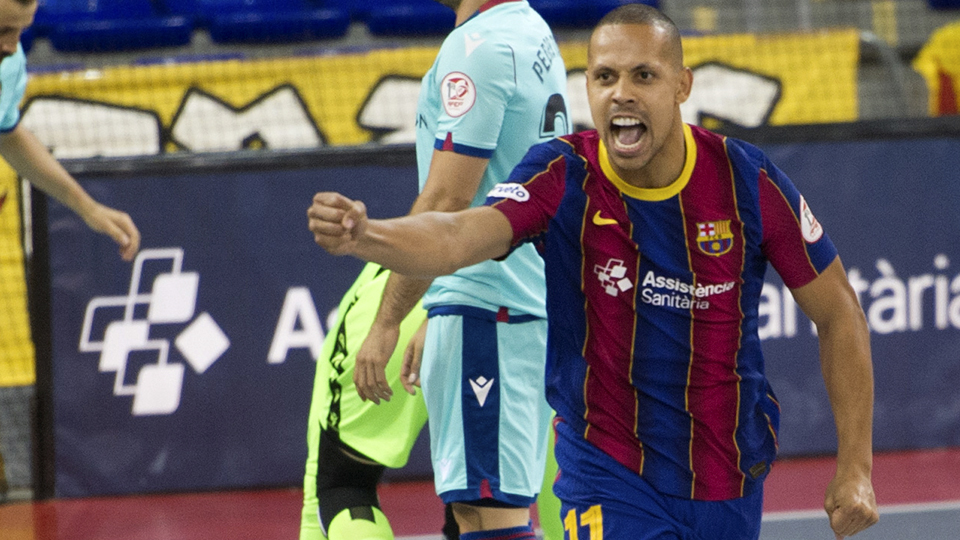 Ferrao, jugador del Barça, celebra un tanto.