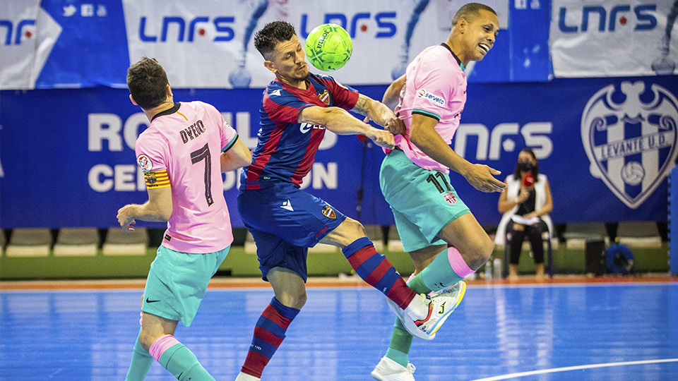 Gallo, del Levante UD FS, pugna por el balón con Ferrao y Dyego, del Barça