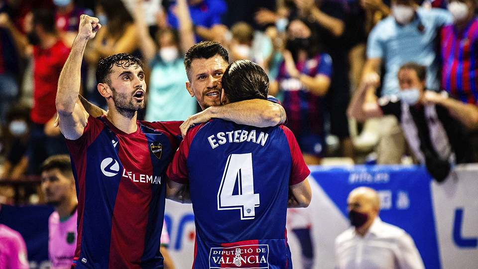 Los jugadores del Levante UD FS celebran un gol.