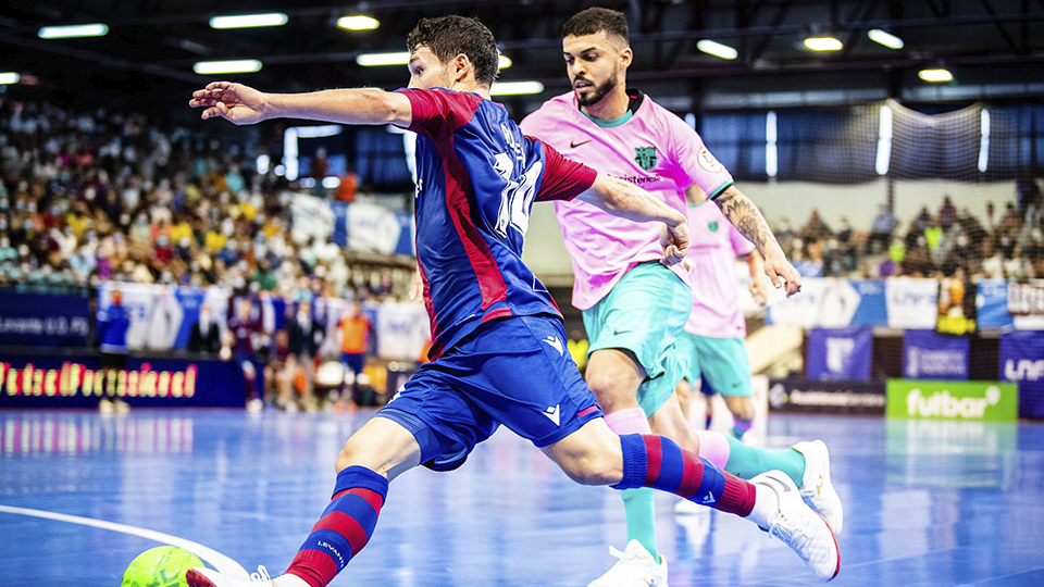 Roger, jugador del Levante UD FS, ante Matheus, del Barça.