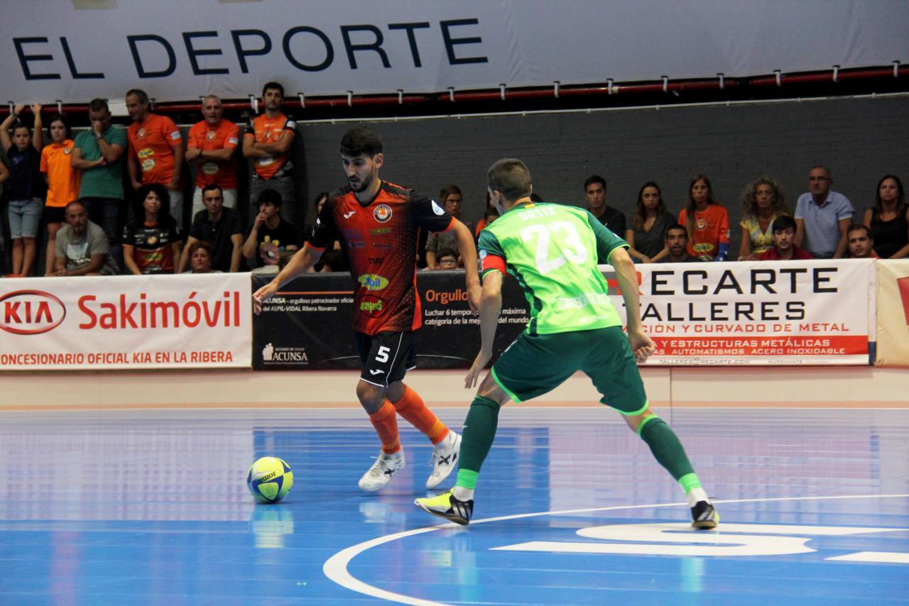 Lemine, jugador de Aspil-Jumpers Ribera Navarra, ante Ortiz, de Movistar Inter.