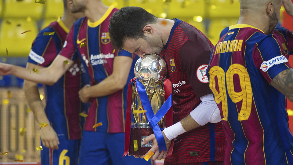 Dídac, portero del Barça, celebra el título de Liga.