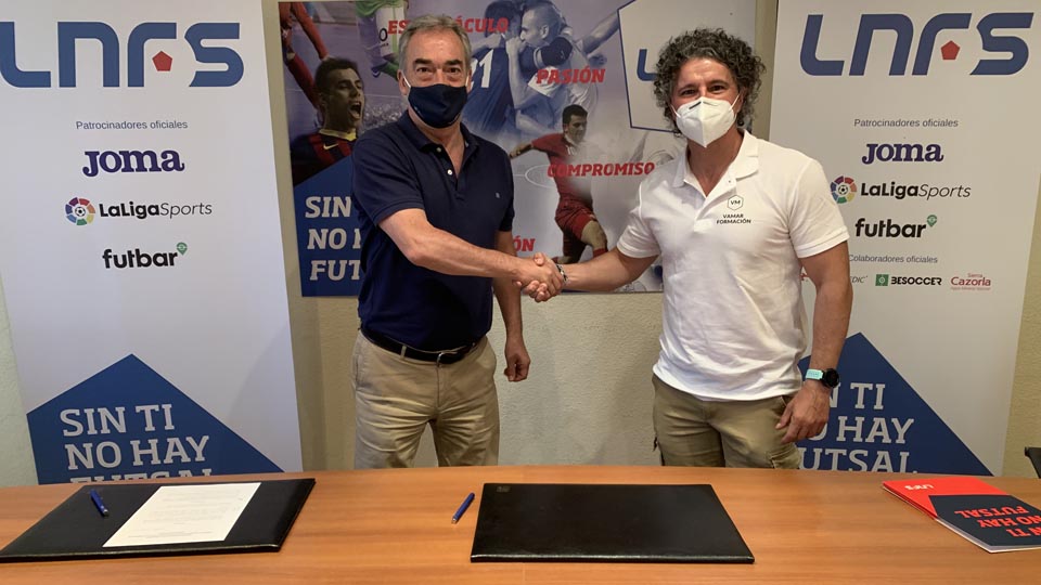 Javier Lozano y José Antonio Valle durante la firma del acuerdo entre LNFS y VAMAR Formación.