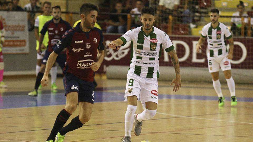 Roberto Martil, jugador de CA Osasuna Magna, ante David Leal, del Córdoba Patrimonio de Humanidad.