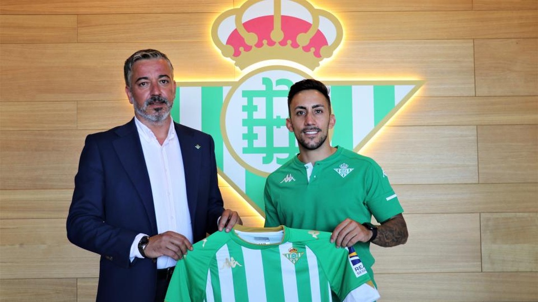 Pablo Vilches, responsable de secciones del Real Betis, posa junto a Joselito, nuevo jugador verdiblanco.