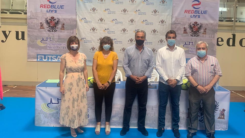 Naturaleza Vallés, Ana Belén Abellán, Javier Lozano, Pablo García y Juan José Pérez del Pino, posan tras la firma.