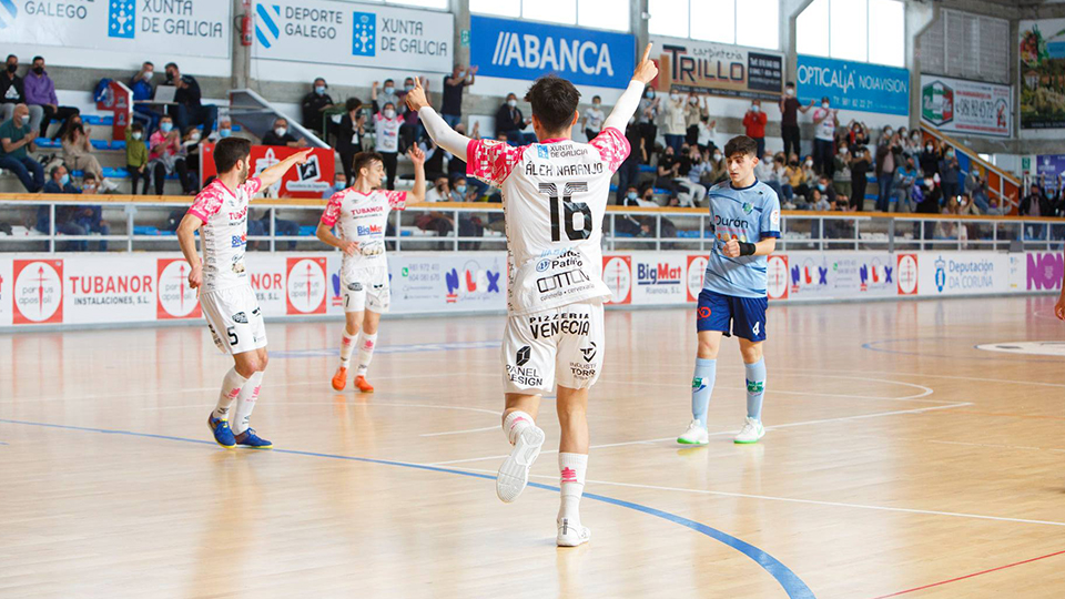 Álex Naranjo celebra un tanto.