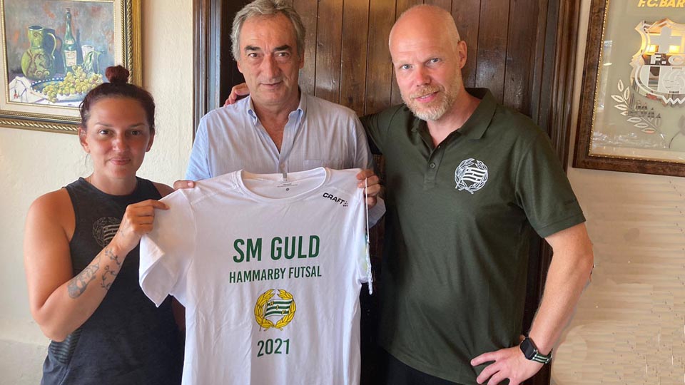 Aylin Wallin, Javier Lozano y Joakim Eriksson, posando con la camiseta del Hammarby IF.