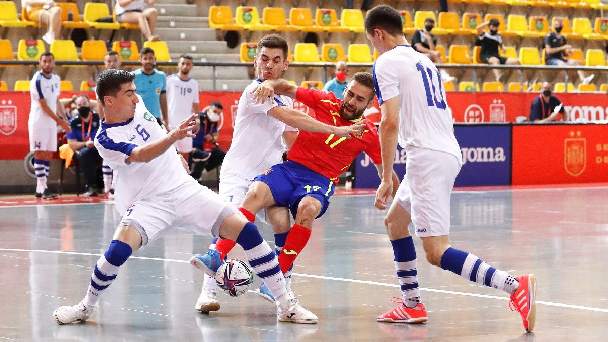 Cecilio intenta controlar el balón ante tres rivales de Uzbekistán. Foto: RFEF
