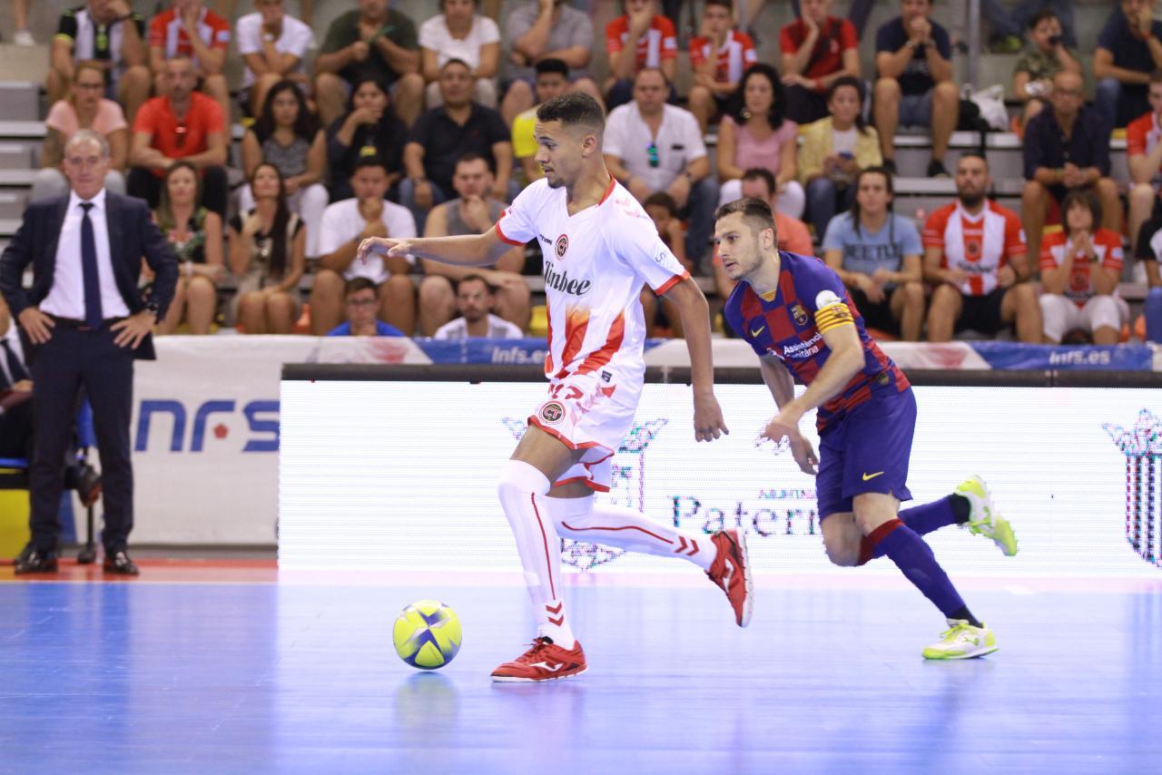 Thalles, jugador del Jimbee Cartagena, conduce el balón, ante Dyego, del Barça.