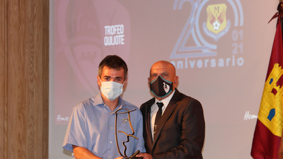 Juanlu Alonso recibe el Premio Quijote.