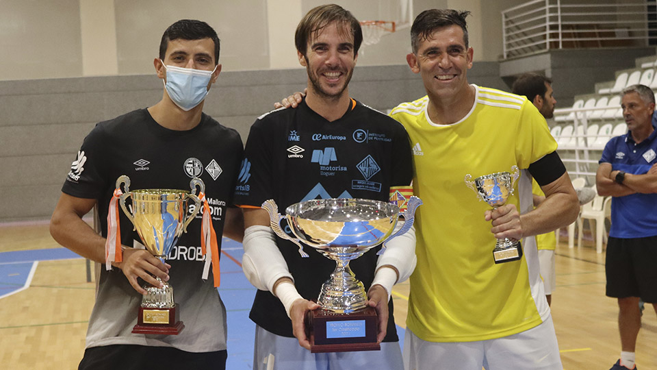 Carlos Barrón posa con el trofeo del I Torneo Grupo Bonanza.