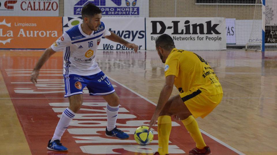 Javi Alonso, jugador de Fútbol Emotion Zaragoza ante un rival 