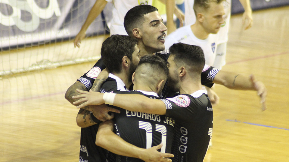 Los jugadores de Noia Portus Apostoli celebran un gol