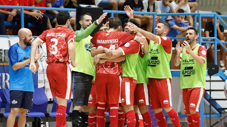 Paradysnki celebra su gol junto a sus compañeros de ElPozo Murcia 
