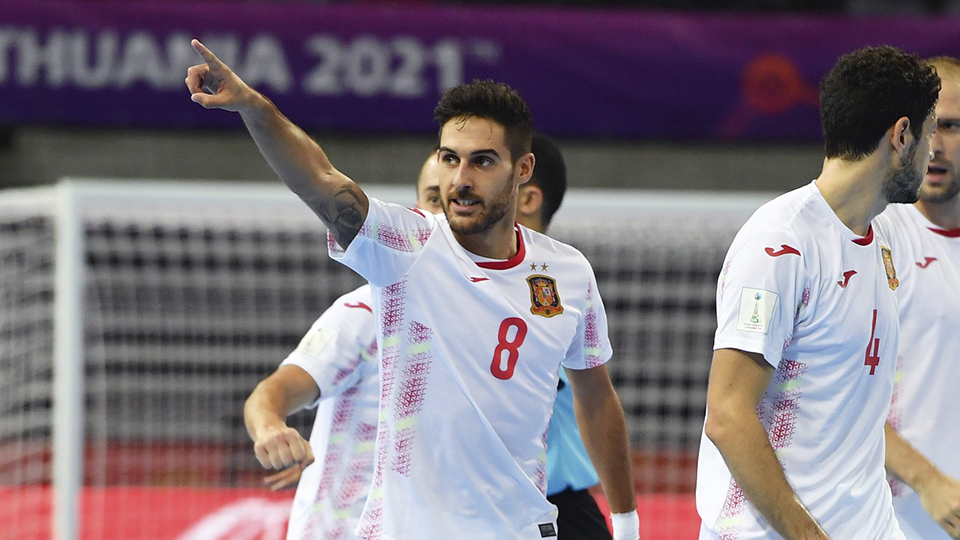 Adolfo celebra un tanto con España. (Foto: FIFA via Getty Images)