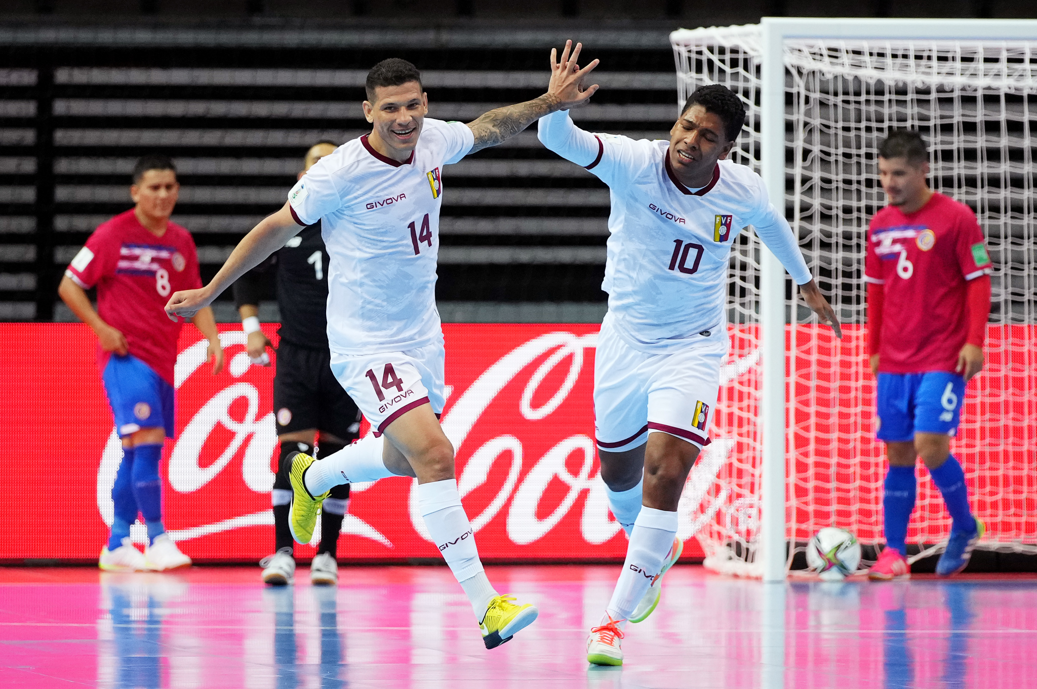 Rafael Morillo y Wilson Francia celebran un gol de Venezuela en el Mundial de Lituania