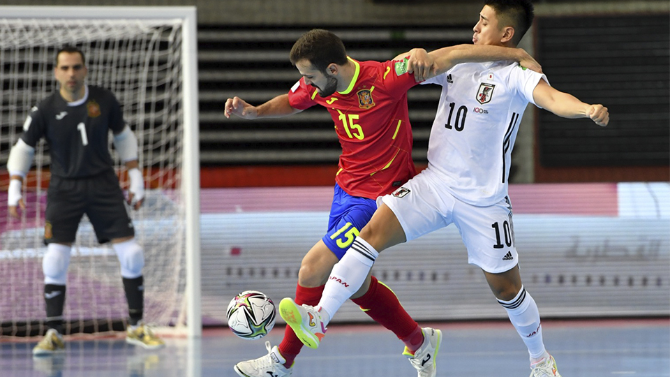 Raya, de España, conduce el balón ante Henmi, de Japón (Fotografía: FIFA / Getty Images)