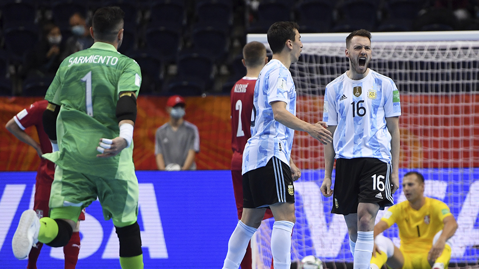 Los jugadores de Argentina celebran un tanto.