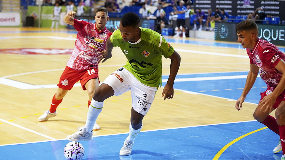 Higor, jugador del Palma Futsal, protege el balón ante Alberto García, de ElPozo Murcia Costa Cálida.