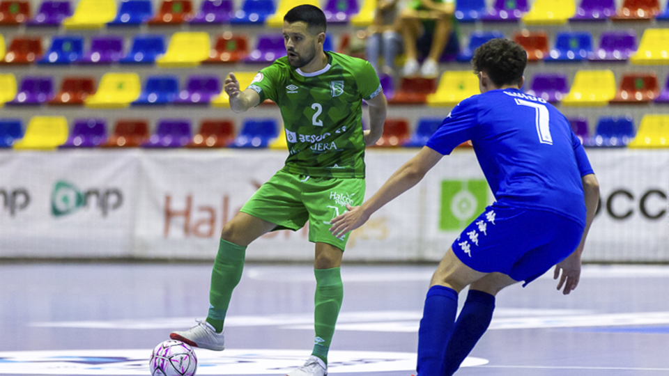 Burrito, jugador del BeSoccer CD UMA Antequera, ante Guido, del Real Betis Futsal B.