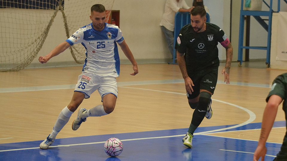 Kevin Chis, de O Parrulo Ferrol, conduce el balón ante Palomares, del CD Leganés