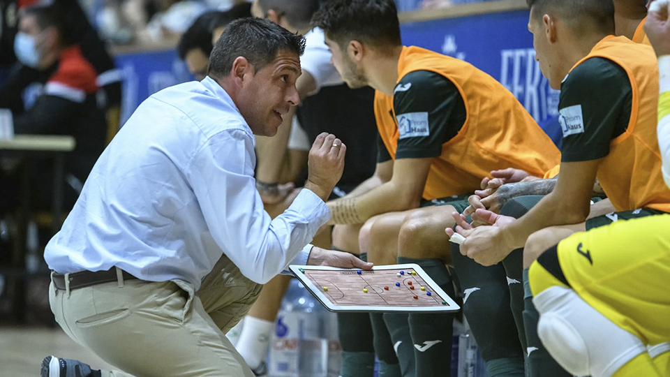 Diego Gacimartín, entrenador del CD Leganés, da instrucciones (Fotografía: Ismael Miján)