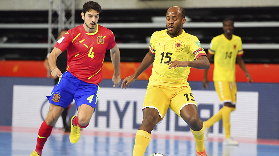 Marc Tolrá, jugador de España, ante Guga, de Angola. (Foto: FIFA / Getty)