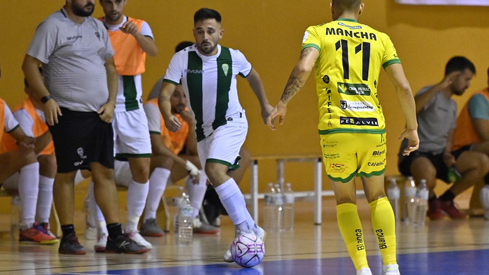 Jesulito, del Córdoba Patrimonio, conduce un balón (Fotografía: JuacaMartos)