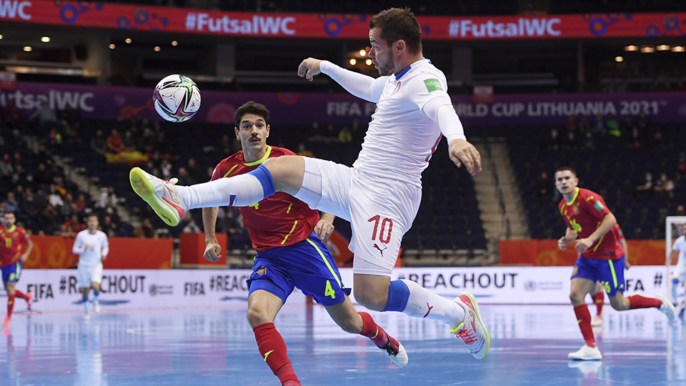 Seidler, de la República Checa, controla el balón ante Marc Tolrà, de España (Fotografía: FIFA / Getty Images)