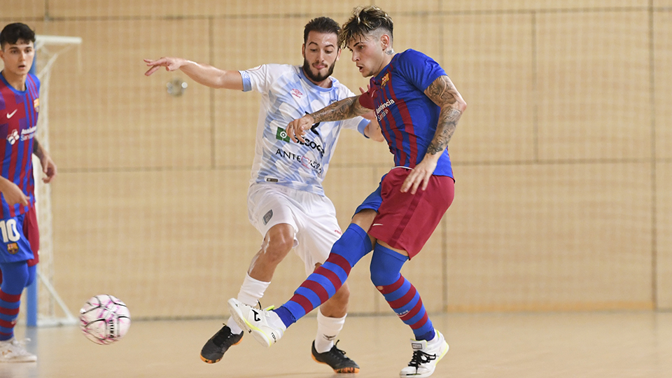 Dani Fernández, jugador del Barça B, ante Cobarro, del BeSoccer CD UMA Antequera.