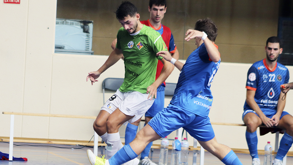 Gordillo, jugador del Visit Calvià Hidrobal, ante Marcos Forga, del Full Energía Zaragoza.