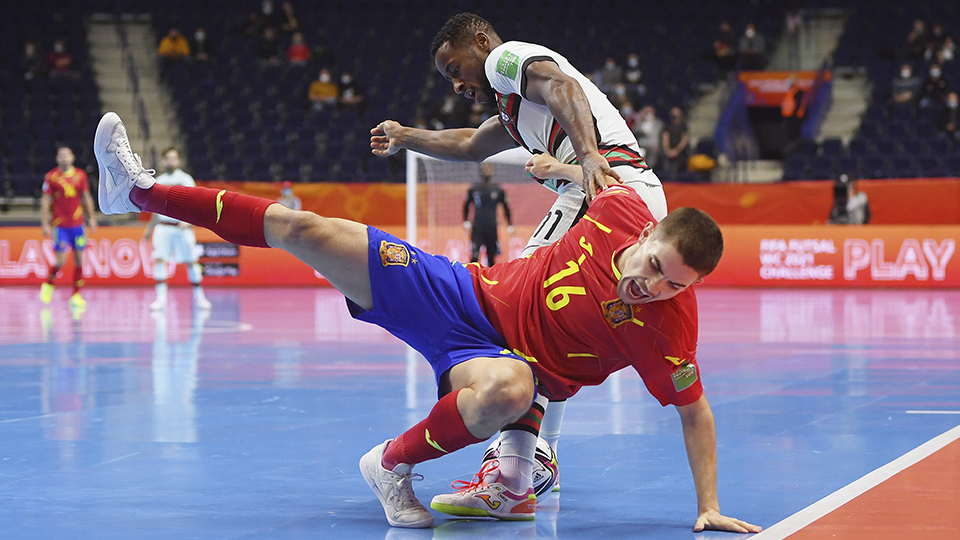 Mellado, jugador de España, ante Pany Varela, de Portugal. (Foto: FIFA / Getty)