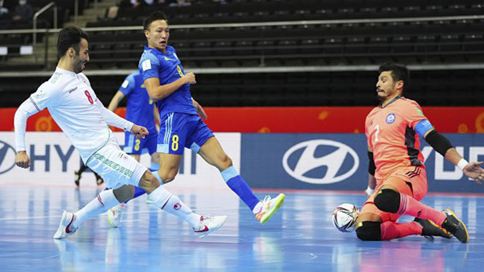 Oladghobad, jugador de Irán, dispara ante Higuita, de Kazajistán.