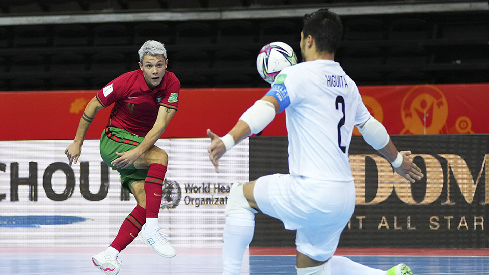 Afonso, jugador de Portugal, dispara ante Higuita, de Kazajistán. (Foto: FIFA / Getty)