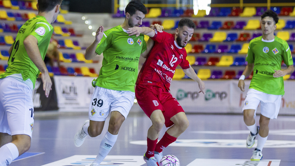 Cobarro, jugador del BeSoccer CD UMA Antequera, protege el balón ante Gordillo, del Visit Calvià Hidrobal.