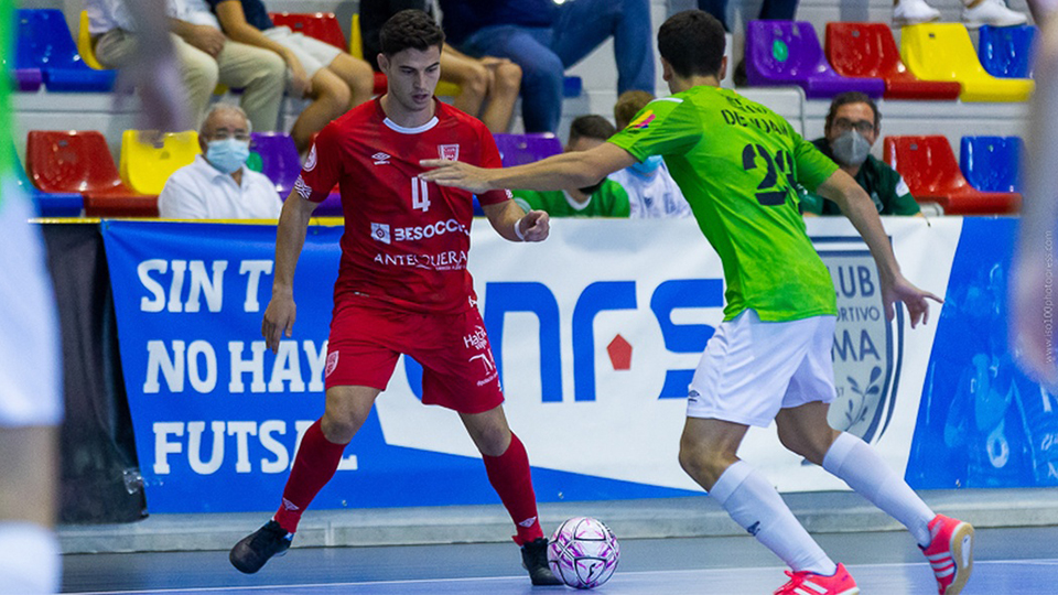 Ángel, jugador de BeSoccer UMA Antequera, conduce el balón.