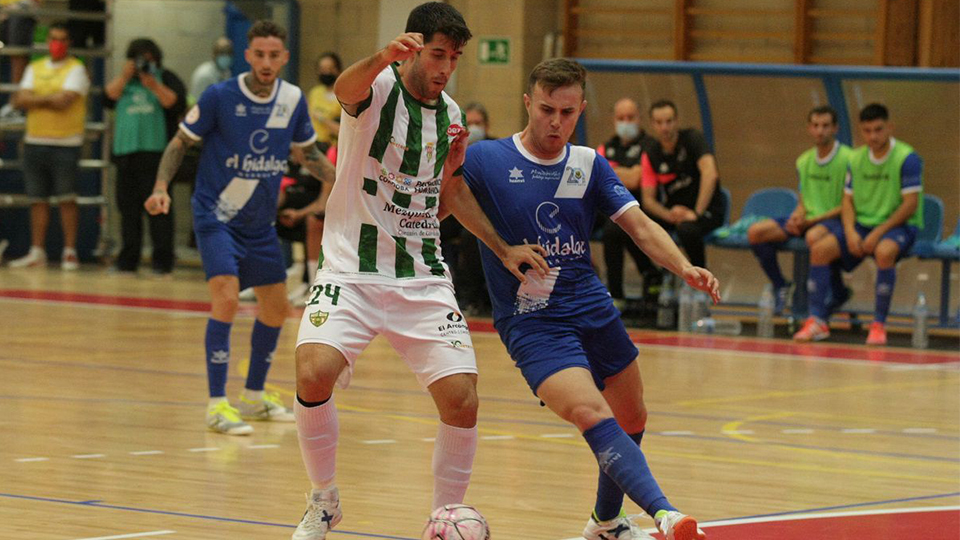 Ismael, jugador de Córdoba Patrimonio, protege el balón.