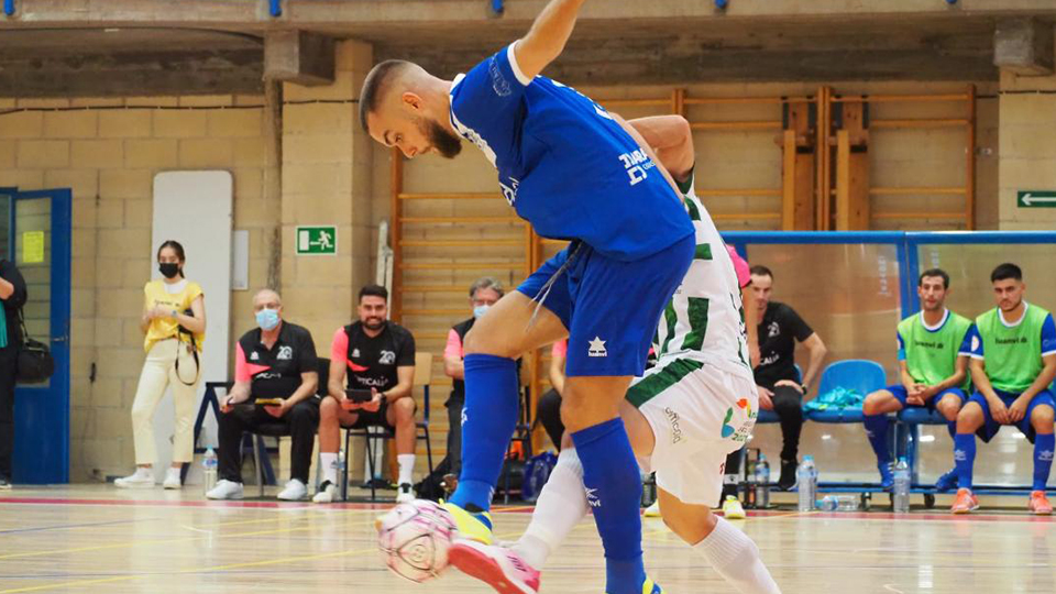 Víctor Arévalo, jugador del Manzanares FS Quesos El Hidalgo, pugna por el balón.