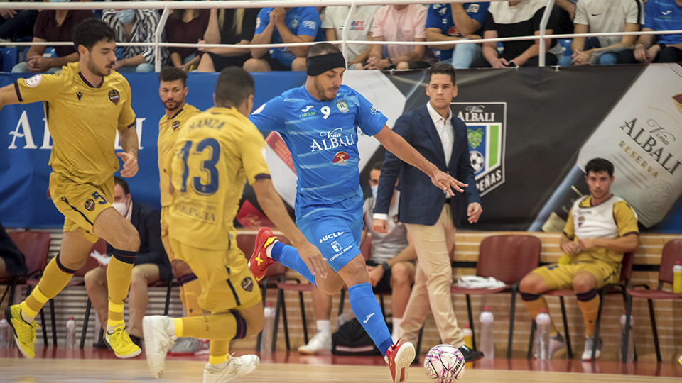 Matheus Prea, jugador de Viña Albali Valdepeñas, dispara a puerta.