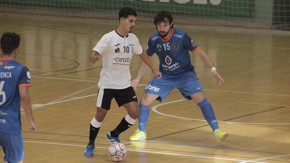 Anuar, de la Unión África Ceutí, controla el balón ante Nano Modrego, de Full Energía Zaragoza.